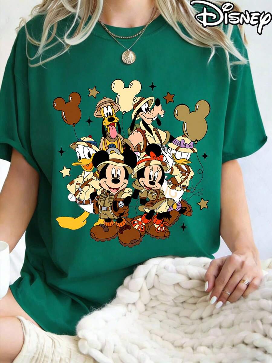 This Is An Officially Licensed Women's Summer Cotton T-Shirt. The Front Features Classic Disney Characters On An Adventure Theme, Including "Animal Kingdom" And "Jungle Adventure," With The Theme "Travel In 2026," Creating A Vibrant Party Atmosphere. It's Perfect For Taking Photos At Disneyland, As A Travel Souvenir, For Everyday Casual Wear, Or To Layer With Family Outfits. Suitable For Everyday Wear, It's Also An Ideal Valentine's Day Gift For Friends And Family. This Style Belongs To The Women's Spring Collection. The Fabric Is Thin, Soft, And Comfortable, Making It Perfect For Outdoor Wear. - 綠色 - 查看 1