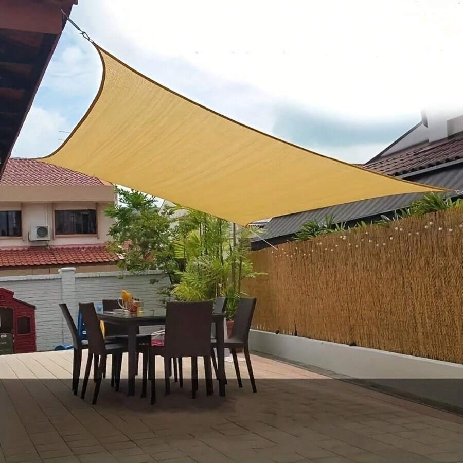 Malla de sombreo para invernadero con cinta de sombreado del 90 % y hebillas de cobre, fabricada en HDPE de alta densidad, ideal para dar sombra a las plantas en jardines. Resistente a los rayos UV, transpirable y con protección solar, con esquinas de plástico reforzado. Incluye cuerda de 5 metros para colgar. Disponible en varios tamaños. Soluciones de sombreado para césped y terrazas exteriores.