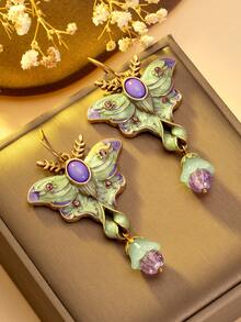 1 对浪漫优雅的蝴蝶耳环。粉紫色的蝴蝶翅膀就像娇嫩绽放的花瓣，散发着柔和的色调。中心的椭圆形宝石就像蝴蝶的眼睛，散发着神秘的光芒。下方的光泽珍珠点缀如晨露般生动。戴上它们，仿佛用春天的辉煌和诗意装饰了你的耳朵。 - 彩色 - 查看 10