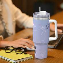 这款不锈钢水杯以主题为灵感，专为ARMY粉丝设计。它完美融合了偶像魅力与实用功能，是粉丝不可或缺的装备和日常伴侣。提供40盎司和20盎司两种容量选择，您可以自由选择是作为大容量“水桶”还是轻便的旅行杯。 - 彩色 - 查看 6