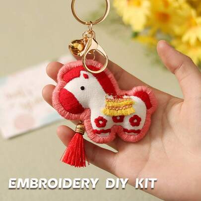 Bộ dụng cụ thêu móc khóa phù hợp cho người mới bắt đầu, với họa tiết con giáp Ngựa, 3 lựa chọn màu sắc, 1 bộ bao gồm 1 vải thêu + 1 khung thêu + 2 kim thêu + 1 bộ chỉ màu + 1 hướng dẫn sử dụng bằng tiếng Anh + 1 phụ kiện móc khóa, có thể dùng làm mặt dây chuyền trang trí.