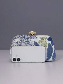 这款花卉亮片刺绣手拿包精致优雅，既可作晚宴手拿包，也可作斜挎包使用。它非常适合搭配正式礼服和旗袍，适合婚礼、宴会、派对、约会等各种场合。 - 藍色 - 查看 5