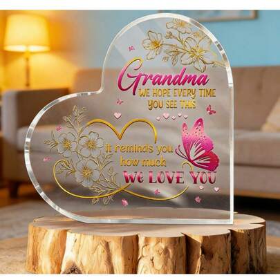 Tấm bảng acrylic hình trái tim dễ thương dành tặng bà, trang trí bàn làm việc với họa tiết bướm hồng và hoa, món quà ý nghĩa "Chúng cháu yêu bà" dành tặng bà từ các cháu.