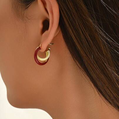 1对时尚简约镂空花卉不对称设计耳环，适合女性佩戴，可用于日常佩戴、度假、约会以及作为情侣礼物。