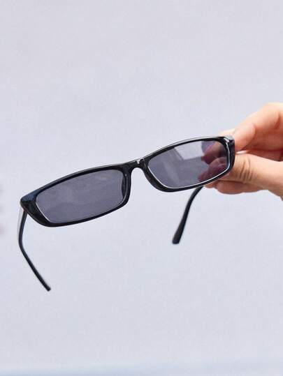 一副男女通用的极简矩形太阳镜，适合街头风、旅行、度假、运动、驾驶、音乐节、海滩、电子音乐节、郊游、夏季配饰、家庭旅行、高尔夫、徒步、优雅装扮、度假氛围、健身、派对、街头风、钓鱼、户外活动、假期等场合。