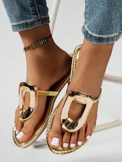Breezelady Sandalias planas de cuero con hebilla de metal dorado y puntera adornada para mujer, estilo chanclas de verano.