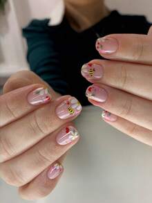 24片短方形美甲贴片，以春日粉色雏菊和蜜蜂为主题，打造可爱乡村风设计。底色为粉色，搭配白色雏菊、黄色蜜蜂以及红色爱心和浆果图案。非常适合女性日常通勤、春季郊游、花园派对等场合！ - 彩色 - 查看 8