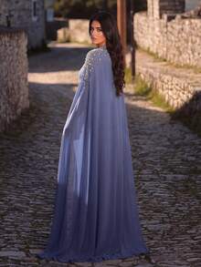 Faeriesty 优雅仿珍珠雪纺晚礼服 - 薄纱披肩、腰带、镂空设计的飘逸斗篷和长款飘逸连衣裙 - 适合婚礼、晚宴、颁奖典礼和红毯活动以及春季派对 - 霧霾藍 - 查看 3