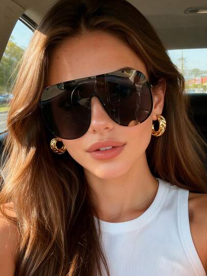 一副超大号Y2K风格黑色眼镜，适合海滩和旅行，复古镜框，适合搭配各种服饰，也适合返校季佩戴。