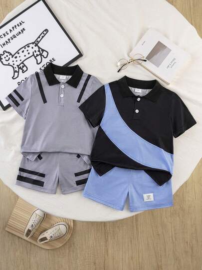 Bộ 4 món thời trang cho bé trai gồm áo thun cổ polo kẻ sọc phối màu, trang trí logo màu trắng và dây rút ở eo, kiểu dáng năng động, phù hợp mặc hàng ngày.