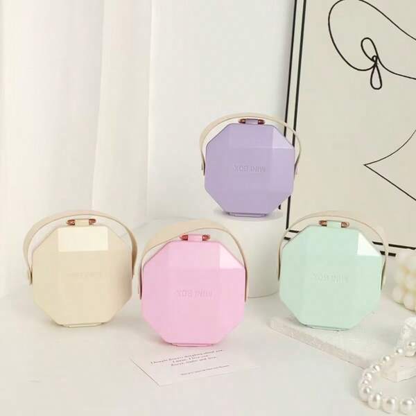 1个首饰收纳盒 - 便携式塑料首饰整理盒，可收纳耳环、戒指和项链，小巧耐用，多隔层设计，适合旅行和居家使用。