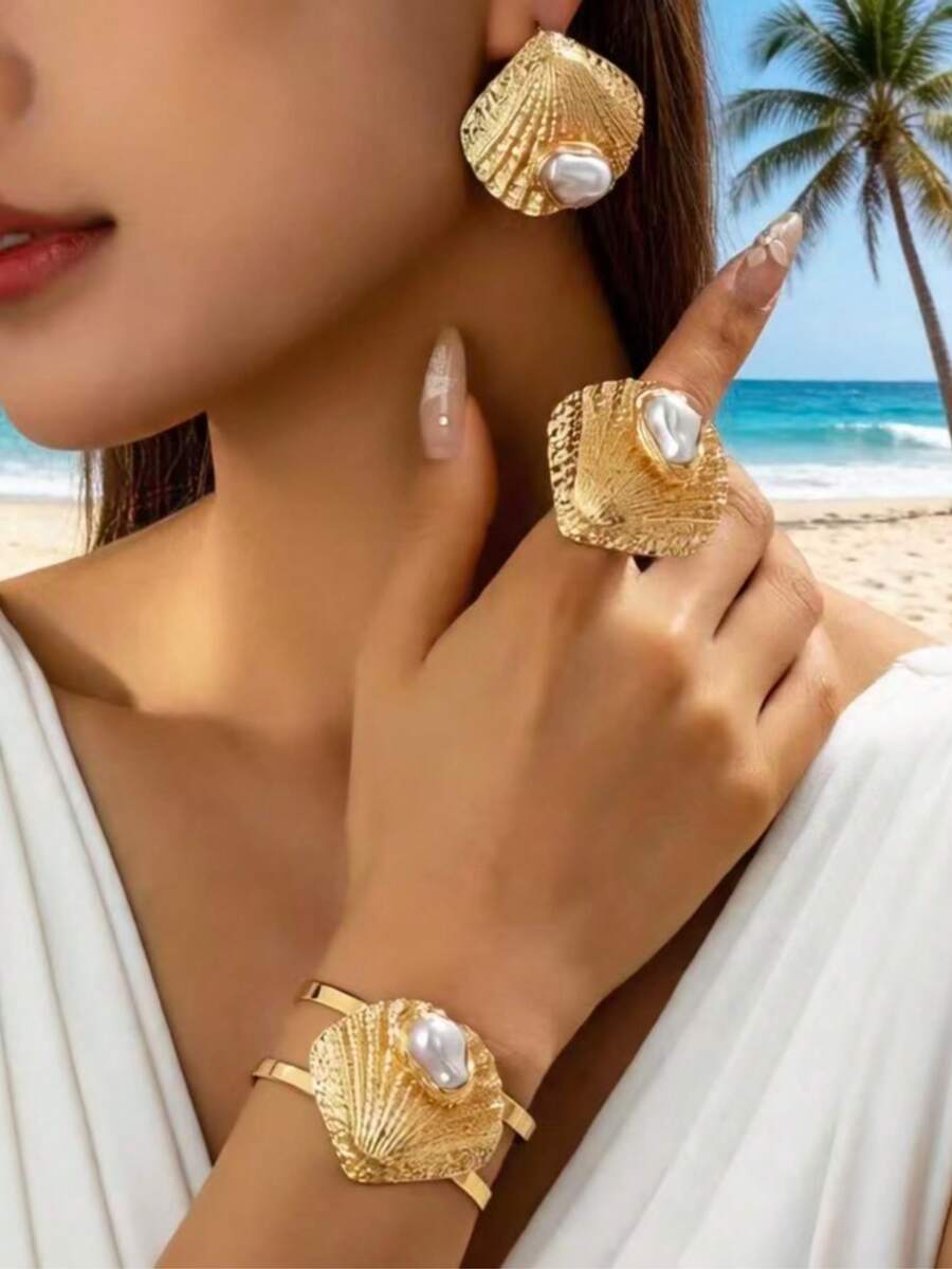 1 Set de pendientes, pulsera y anillo con diseño de perlas y conchas marinas de estilo elegante y a la moda, adecuado para uso diario, vacaciones y playa de mujeres - Dorado - Ver 1