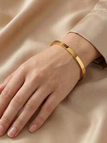 1条奢华优雅的不锈钢手链，精致的矩形吊坠设计，适合日常通勤、浪漫约会、周末聚会和朋友聚会，佩戴舒适，是送给女友、朋友和家人的完美礼物，可轻松搭配休闲和正式服装，高品质材料，经久耐用。 - 金色 - 查看 4