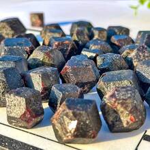 1颗天然紫红色石榴石，矿物收藏品，水晶爱好者，送给家人和朋友的最佳礼物。 - 石榴石 - 查看 4