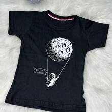 Camiseta Infantil 100% algodão - Estampa Atronauta no Balanço Lua, Camiseta Estilosa Ideal Para menino. Entrega Rapida - Preto - Visão 2