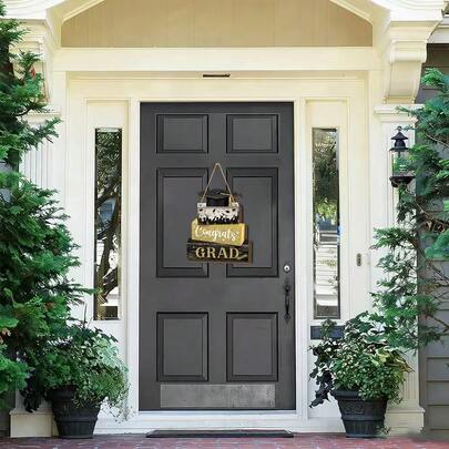 Tấm bảng gỗ treo trang trí mùa tốt nghiệp, hình mũ tốt nghiệp 3 tầng với những câu nói truyền cảm hứng, màu vàng đồng.