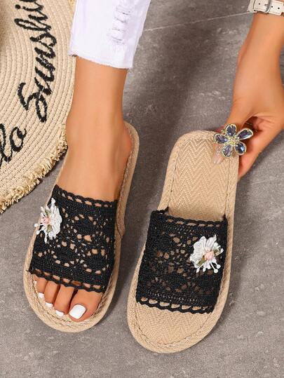 Dép lê đế bằng hở mũi, mềm mại, họa tiết hoa năm 2026, phù hợp mọi mùa.