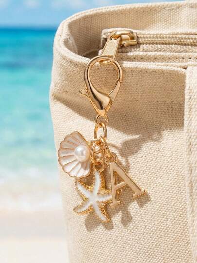 Móc khóa chữ cái phong cách Bohemian mạ vàng với họa tiết vỏ sò và sao biển, chữ cái A-Z tùy chọn, phụ kiện chủ đề biển và kỳ nghỉ, vật dụng cần thiết cho trang phục mùa xuân và mùa hè, mặt dây chuyền cá nhân hóa, hoàn hảo để trang trí ba lô, ví, túi xách hoặc làm mặt dây chuyền trang trí, món quà lý tưởng cho bạn bè, bạn học, gia đình, những người yêu thích biển, vật dụng cần thiết cho kỳ nghỉ, phụ kiện thời trang Bohemian, móc khóa cá nhân hóa phù hợp cho du lịch, mùa hè và sử dụng hàng ngày.
