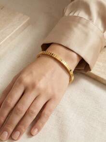 1条奢华优雅的不锈钢手链，精致的矩形吊坠设计，适合日常通勤、浪漫约会、周末聚会和朋友聚会，佩戴舒适，是送给女友、朋友和家人的完美礼物，可轻松搭配休闲和正式服装，高品质材料，经久耐用。 - 金色 - 查看 11