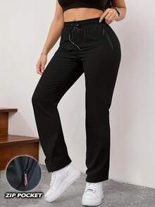 Calça de moletom feminina de corte reto, com cintura elástica minimalista e moderna, bolso lateral com zíper contrastante, ideal para atividades ao ar livre e uso diário. - Preto - Ver 1