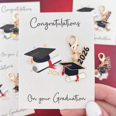 10 piezas/5 sets Regalos de ceremonia de graduación 2026 Conjunto de llaveros con gorra de graduación, flor y certificado de aleación dorada de varios estilos, incluida una tarjeta de felicitación con mensaje inspirador - Cierre de langosta, aleación de zinc resistente | Ideal para estudiantes, trabajadores, amigos | Mejor regalo de cumpleaños, Navidad, Acción de Gracias/Graduación para amigos