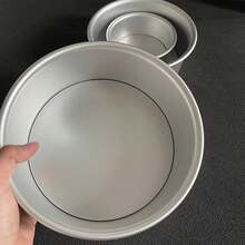 一套带可拆卸底座和不粘涂层的圆形蛋糕盘（1 件装，3 件套）。 - 彩色 - 查看 10