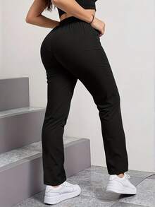 Calça de moletom feminina de corte reto, com cintura elástica minimalista e moderna, bolso lateral com zíper contrastante, ideal para atividades ao ar livre e uso diário. - Preto - Ver 2