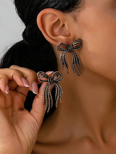 一对复古优雅金属蝴蝶结耳环，适合女性在节日、生日、约会、派对、度假、购物和日常通勤时佩戴。