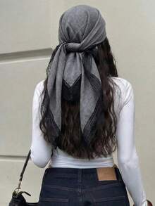Pañuelo cuadrado de mujer elegante de unicolor con ribete de encaje, multifuncional como chal y accesorio para el cabello, adecuado para usar en mezquitas - Gris Oscuro - Ver 3