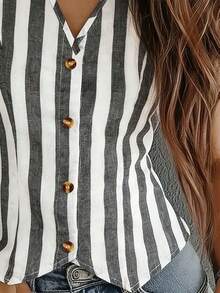 女士无袖V领条纹衬衫，纽扣前襟，涤纶面料，不对称下摆，度假风 - 黑白條紋 - 查看 4