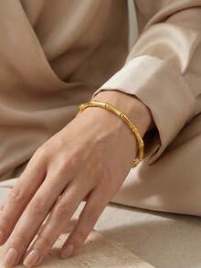 1条奢华优雅的不锈钢手链，精致的矩形吊坠设计，适合日常通勤、浪漫约会、周末聚会和朋友聚会，佩戴舒适，是送给女友、朋友和家人的完美礼物，可轻松搭配休闲和正式服装，高品质材料，经久耐用。 - 金色 - 查看 10