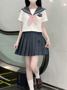 一套传统日式JK水手服，白色上衣和灰色百褶裙，共3件。改良版校园风，适合角色扮演、动漫、漫画人物、二次元活动和春季写真拍摄。 - 多色 - 查看 3