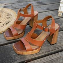 Sandali estivi eleganti da donna in colore unito, con cinturino incrociato alla caviglia, fibbia, tacco chunky, in pelle PU marrone tinta unita con patchwork e venatura naturale del legno, versatili per feste all'aperto, vestono mezzo numero in più - Castano - Visualizzare 8