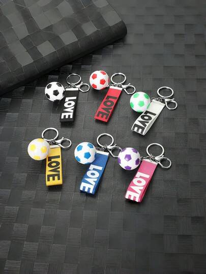 1个逼真的足球钥匙扣，迷你足球，复刻经典球场设计，撞色设计，小巧精致，吸引运动爱好者的目光！配套“LOVE”编织挂绳：柔软耐用的编织挂绳印有“LOVE”字样，提升整体精致配饰的格调。