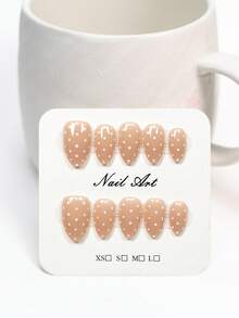 JUTI Móng giả ngắn hình hạnh nhân 100% thủ công, vẽ tay họa tiết da báo màu nâu và trang trí kim tuyến vàng. Được chế tác tỉ mỉ, màu nền nâu cà phê kết hợp với các chi tiết vẽ tay nổi bật, phù hợp cho sử dụng hàng ngày và các phong cách thời trang mùa thu/đông. Bao gồm 1 dũa móng và bộ dụng cụ làm móng gel hoàn chỉnh. - Nhiều màu - Xem 2
