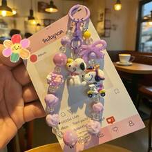 SNOOPY 这款超萌的史努比串珠手机挂件来啦！色彩缤纷的串珠搭配可爱的史努比吊坠，配色温柔甜美，挂在手机、包包、耳机盒上都非常吸睛。手工串珠结实耐用，不易松动，兼具美观与百搭性。无论是日常出行还是日常佩戴，都能营造完美氛围，是年轻女孩的必备单品！（随机款式） - 彩色 - 查看 7