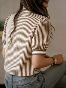 Blusa de poliéster de manga corta con cuello Mao a rayas y volante en el bajo para mujer, ideal para el verano - Marrón - Ver 3