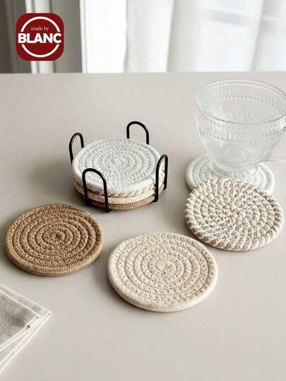 这款简约风格的杯垫共有2个，内衬无纺布，非常适合装饰咖啡桌、美化家居、酒吧使用，也可作为礼物赠送。棕色系列尤其适合作为生日礼物或毕业礼物。