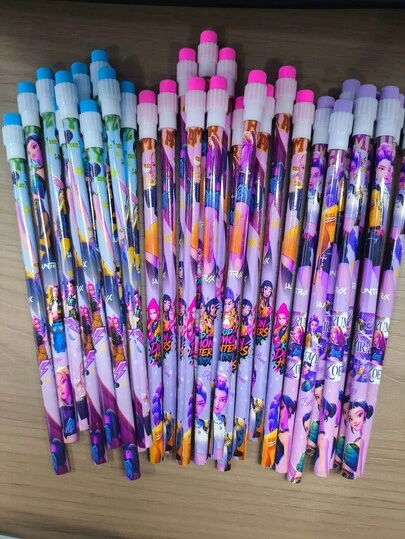 12 pièces Crayons à pointe gomme avec motifs de l'équipe Hunters, groupe de filles chasseuses de démons K-Pop 2026. Crayons de papier de dessin animé K-POP, articles de papeterie K-Pop. Équipe Hunters convient pour les rassemblements de fans, les fêtes d'anniversaire et autres occasions, créant des décorations joyeuses exclusives. Cadeaux de vacances pour enfants (style aléatoire)