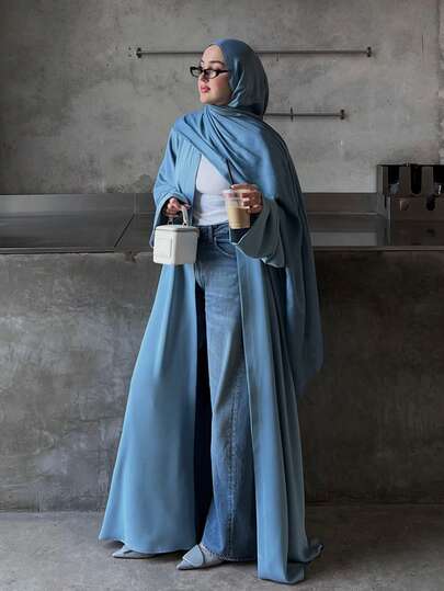 Áo Abaya dài thanh lịch dành cho nữ với màu sắc tươi tắn, được làm từ chất liệu vải dệt thoải mái, tay dài vừa phải và có độ co giãn nhẹ, tạo nên phong cách thời trang đa dạng.