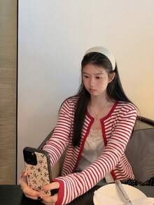 韩版甜美可爱撞色条纹针织开衫，春夏复古圆领百搭休闲外套，甜辣约会风，法式复古街头风度假上衣 - 紅色 - 查看 2