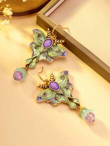 1 对浪漫优雅的蝴蝶耳环。粉紫色的蝴蝶翅膀就像娇嫩绽放的花瓣，散发着柔和的色调。中心的椭圆形宝石就像蝴蝶的眼睛，散发着神秘的光芒。下方的光泽珍珠点缀如晨露般生动。戴上它们，仿佛用春天的辉煌和诗意装饰了你的耳朵。 - 彩色 - 查看 9