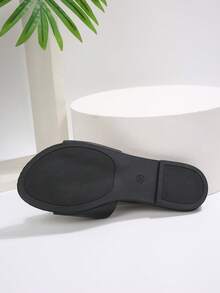 Pantuflas de mujer con decoración de flores de perlas, pantuflas planas de punta redonda en color negro, estilo de vacaciones con tacón bajo para uso diario, nuevas sandalias deslizantes versátiles de verano para mujer, tallas grandes - Negro - Ver 8