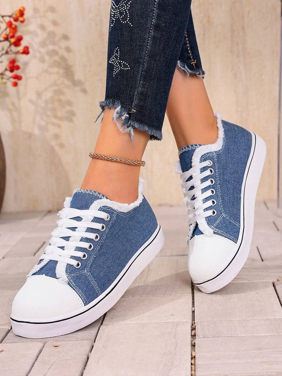 女士圆头休闲帆布鞋，系带设计，鞋面毛边，2026春秋新款校园风，适合日常穿着、居家、通勤、工作，四季皆宜，PVC轻便透气鞋底