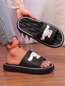 SANRIO 联名款拖鞋，大耳朵狗狗设计女士家居鞋，柔软防滑沙发垫，透气休闲，沙滩凉鞋，海边凉鞋，可爱优雅精致时尚，圆头套脚平底拖鞋，女士夏季拖鞋 - 黑色(玉桂狗) - 查看 2