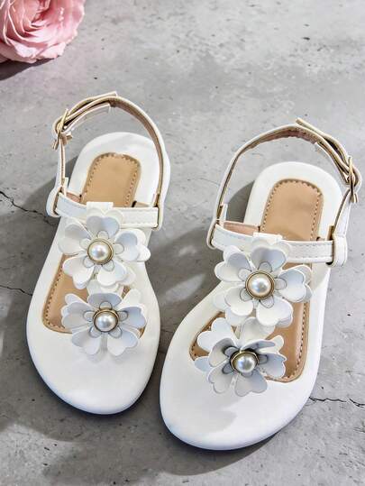 1 đôi dép xăng đan trẻ em màu trắng, dép đế bằng chống trơn trượt cho bé gái, khóa điều chỉnh, họa tiết hoa trắng đính ngọc trai, thích hợp cho các chuyến đi chơi mùa hè, đám cưới, tiệc bãi biển, mặc hàng ngày, các buổi gặp gỡ thường ngày.
