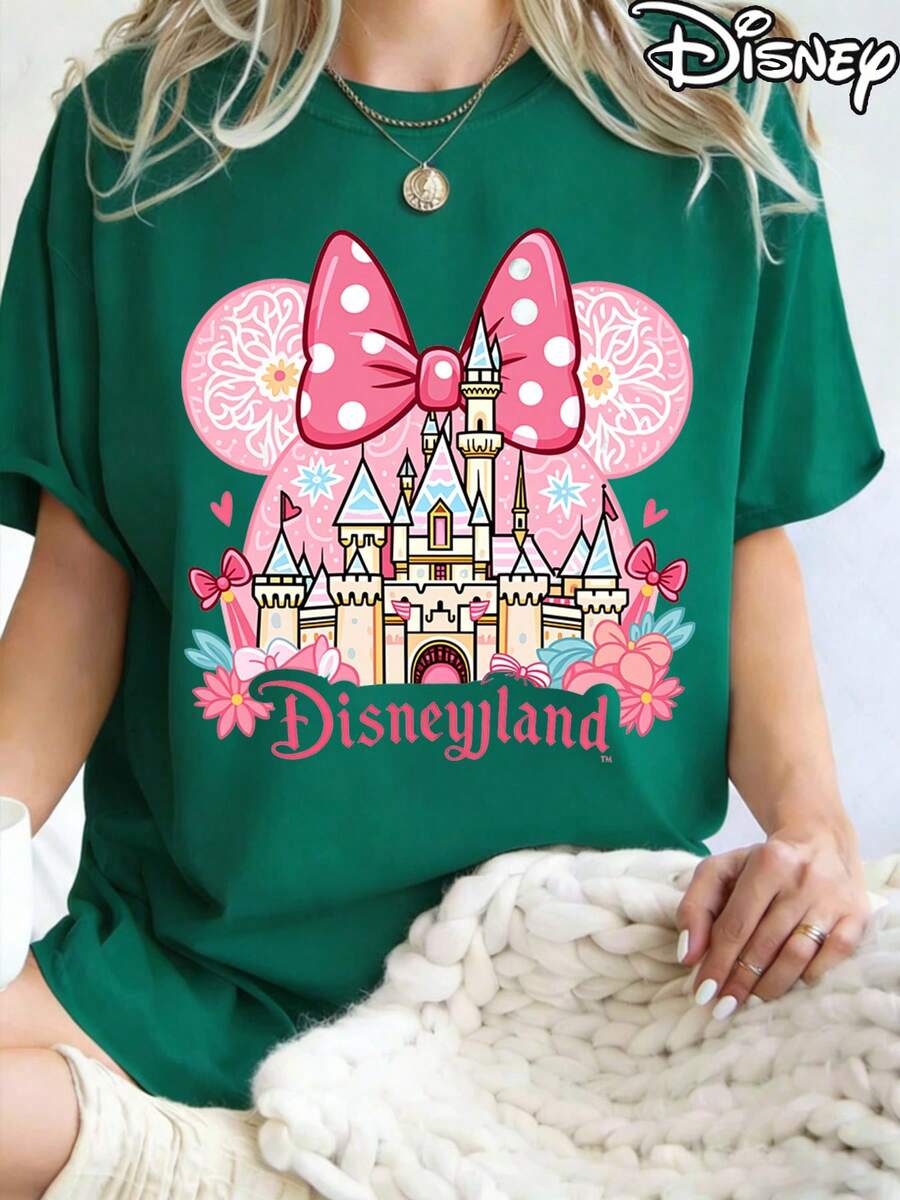 This is an officially licensed women's summer cotton T-shirt. On the front, there is the iconic castle, surrounded by elements such as hearts, flowers and snowflakes. The pink and white color combination is gentle and dreamy, perfectly recreating the fairy tale patterns of Disneyland. It exudes a vibrant and joyful atmosphere. It is suitable for daily wear and is also an ideal Valentine's Day gift for friends and family. This style belongs to women's spring clothing. This fabric is soft and comfortable, and is very suitable for outdoor wear. - Verde - Ver 1