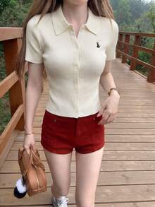 杏色 Polo 领短袖丝滑针织 T 恤，女士款，轻盈百搭，修身剪裁，休闲开衫，饰有刺绣，适合夏季户外/室内简约风格搭配。 - 杏色 - 查看 2
