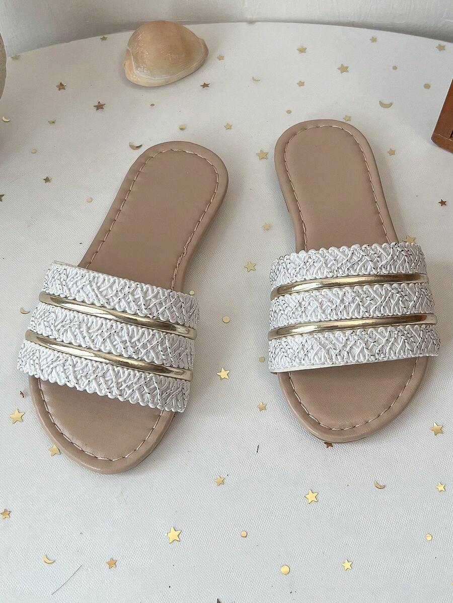 Một đôi sandal quai ngang bằng kim loại dệt cho bé gái, mẫu mới mùa hè 2026 với họa tiết dệt nhiều lớp và quai ngang rộng bóng kim loại, sandal đế bằng hở mũi thoải mái cho trẻ em, phù hợp cho các hoạt động hàng ngày/lễ hội. - trắng - Xem 1