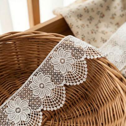 1/5码蕾丝，可用于缝制蕾丝花边、DIY手工沙发配件、装饰蕾丝花边，带有镂空花朵和宽边刺绣，适用于礼品包装、花卉装饰、家居装饰和时尚入门。